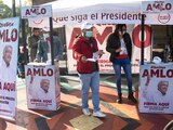 Simpatizantes del Presidente López Obrador, durante la recolección de firmas para la revocación de mandato, en noviembre.