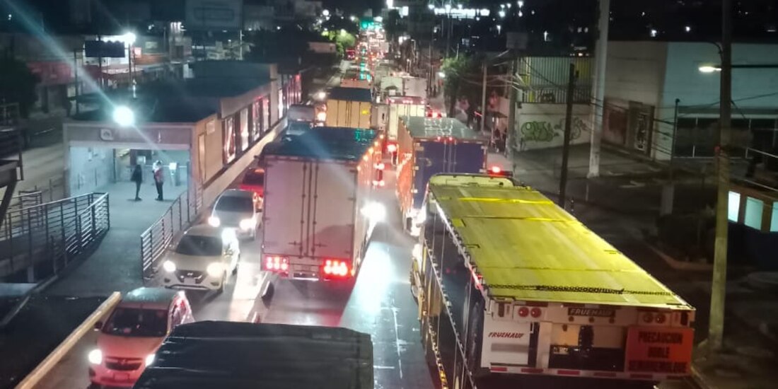 Los bloqueos en la avenida López Portillo provocaron caos vial.