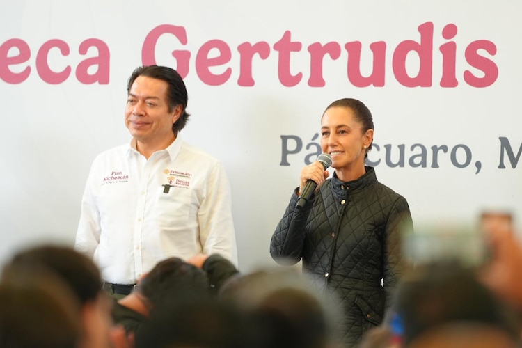 Claudia Sheinbaum Pardo y Mario Delgado encabezan la entrega de tarjetas de la Beca Gertrudis Bocanegra en Pátzcuaro.