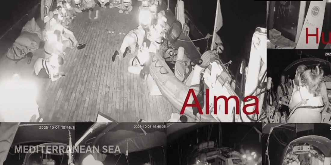 Activistas a bordo de una flotilla de barcos que navega hacia Gaza, ayer.