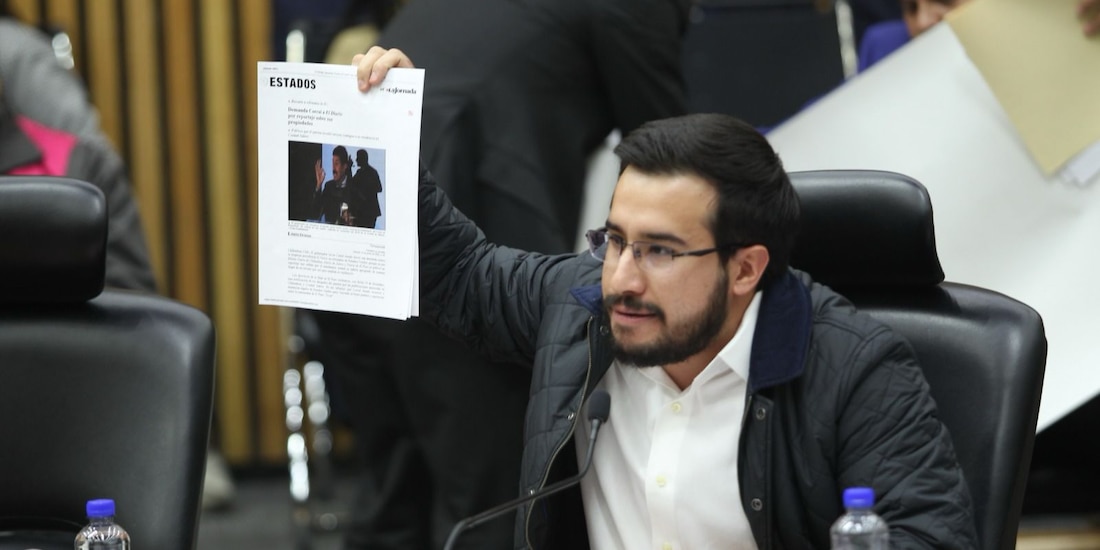 El diputado juarense mostró ante el pleno del Consejo del INE la doble nacionalidad de Javier Corral.