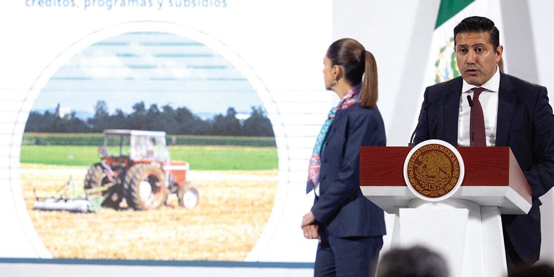 Mauricio Rodríguez Alonso, subdirector general de Administración del Agua, y la Presidenta Claudia Sheinbaum, ayer, en conferencia de prensa.
