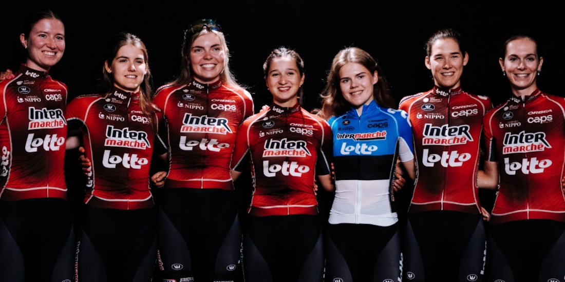 El equipo de Lotto-Intermarché en la foto oficial para el Tour de France.