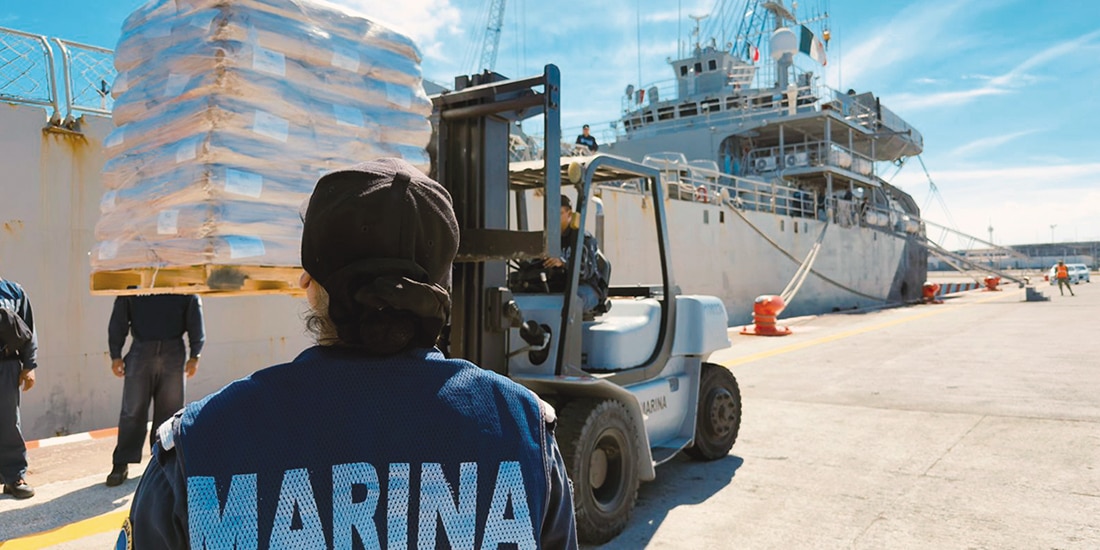 Elementos de la Marina cargan los dos buques con ayuda humanitaria para Cuba