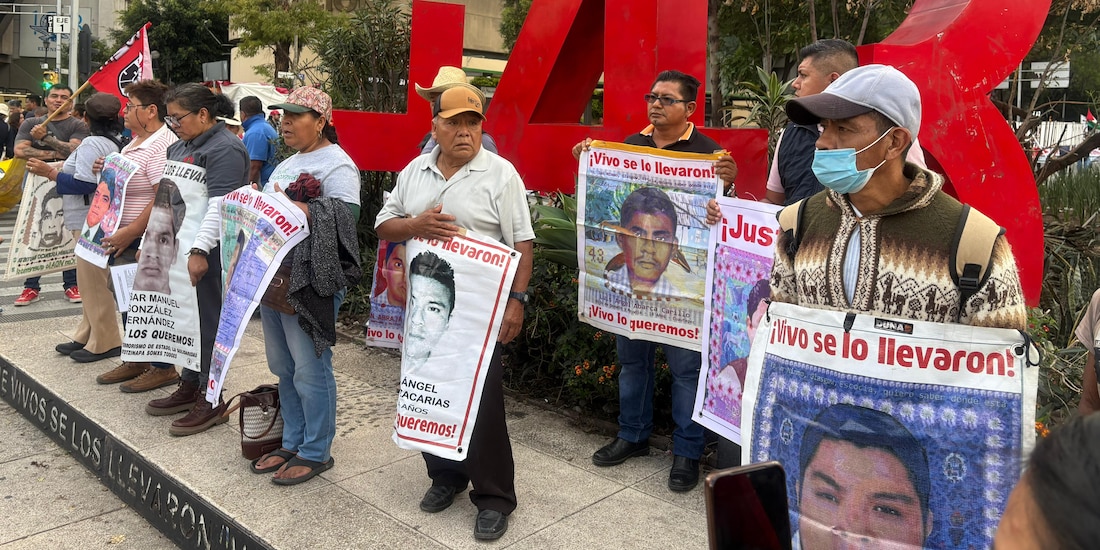 Padres y madres de los 43 normalistas desaparecidos de Ayotzinapa, durante una movilización en CDMX.
