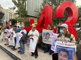 Padres y madres de los 43 normalistas desaparecidos de Ayotzinapa, durante una movilización en CDMX.