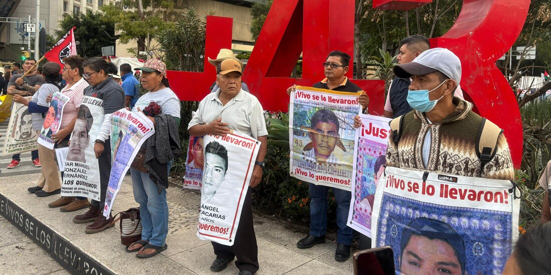 Padres y madres de los 43 normalistas desaparecidos de Ayotzinapa, este 26 de agosto.