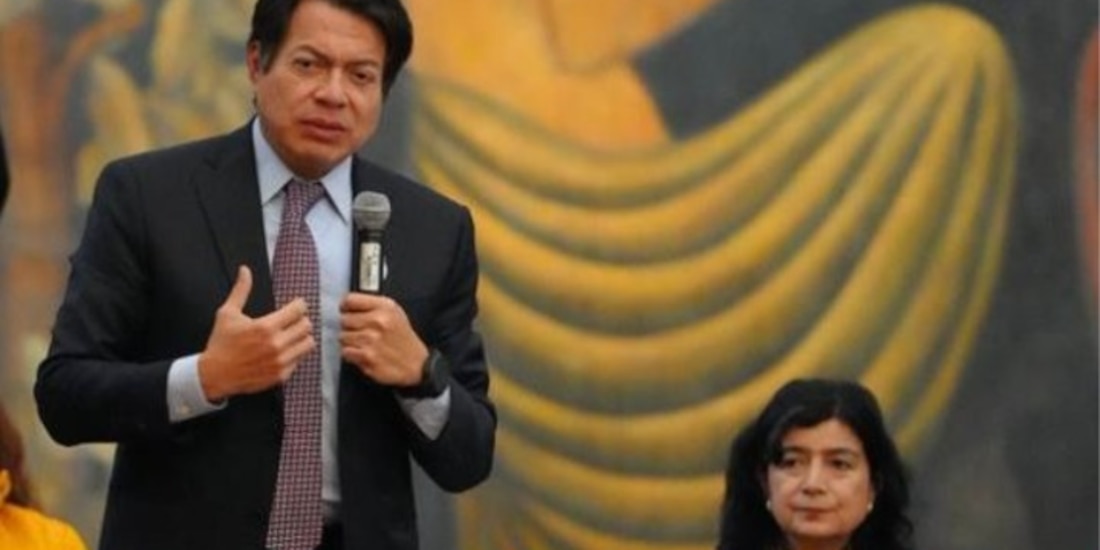 A la izquierda, el Secretario de Educación Pública federal.