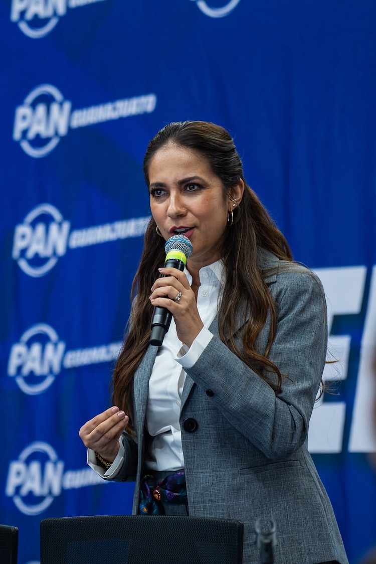 La gobernadora Libia Dennise García Muñoz Ledo acompaña a la dirigencia estatal durante el lanzamiento del programa territorial.
