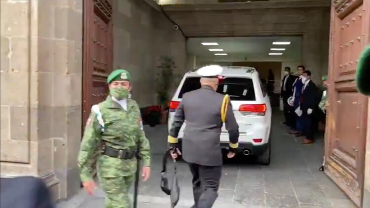 Los secretarios de la Semar y la Sedena a su arribo a Palacio Nacional.