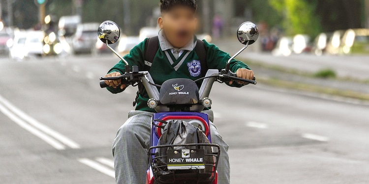 Un niño conduce solo su bicimoto eléctrica para ir a su secundaria en Tlatelolco, ayer.