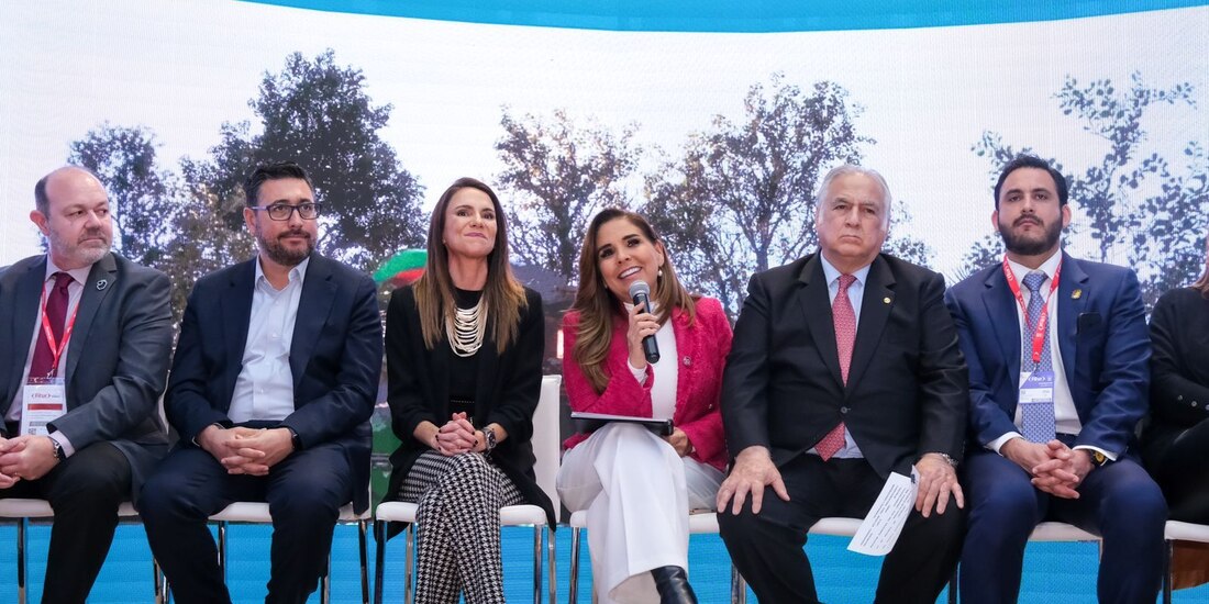 Mara Lezama, gobernadora constitucional de Quintana Roo (centro).