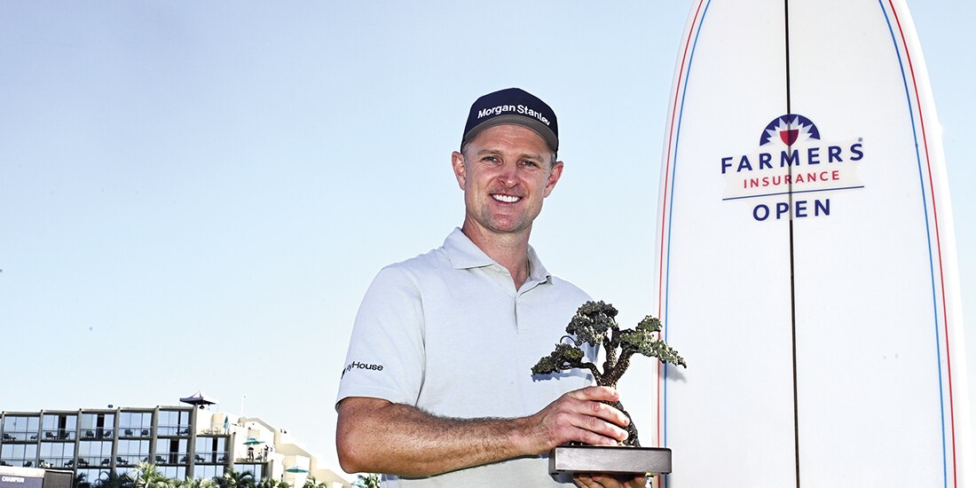 Justin Rose presume su trofeo, ayer, para inaugurar los eventos golfísticos en el año que apenas inicia.