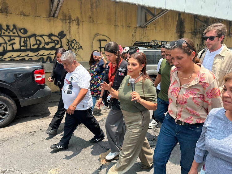 La Jefa de Gobierno, Clara Brugada, durante un recorrido en inmediaciones de La Merced, el 11 de agosto de 2026.