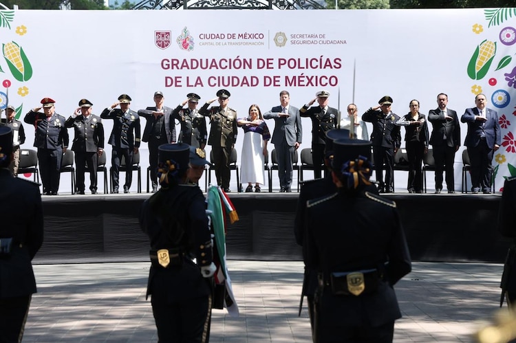 Clara Brugada, Jefa de Gobierno, encabeza la graduación de 507 cadetes de la Universidad de la Policía.