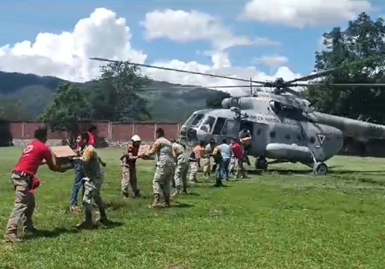 Tras el impacto de John, Sedena transporta la ayuda humanitaria.