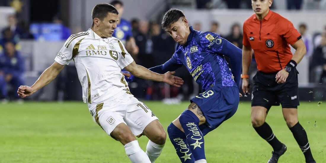 Una acción de un partido entre América y el LAFC, que van por el boleto al Mundial de Clubes