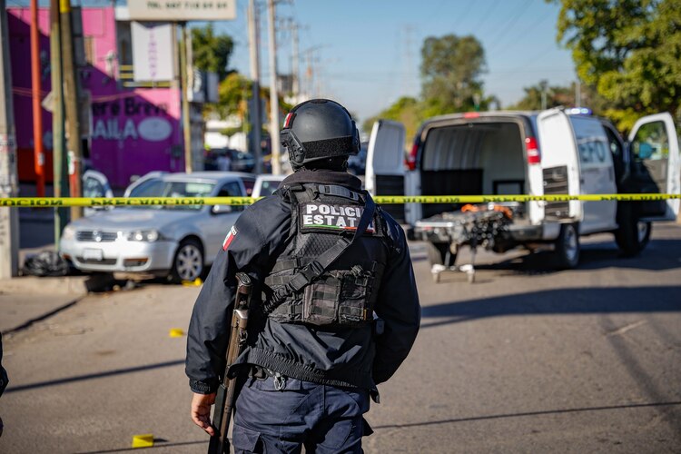 Un elemento de seguridad frente al lugar donde hubo un ataque armado, en Culiacán, Sinaloa, el martes pasado.