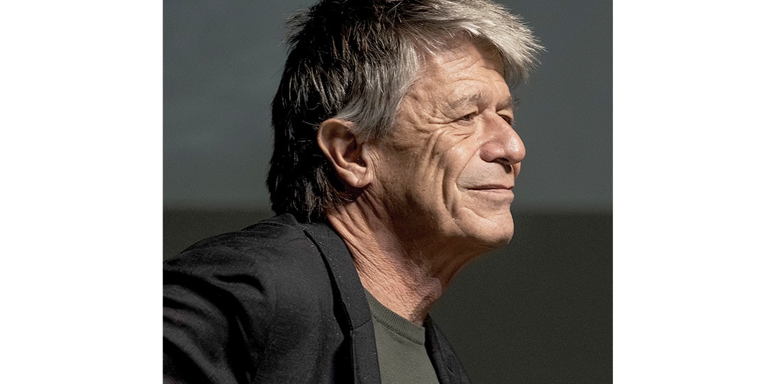 El escritor Emmanuel Carrère en el conversatorio del CCU, ayer.