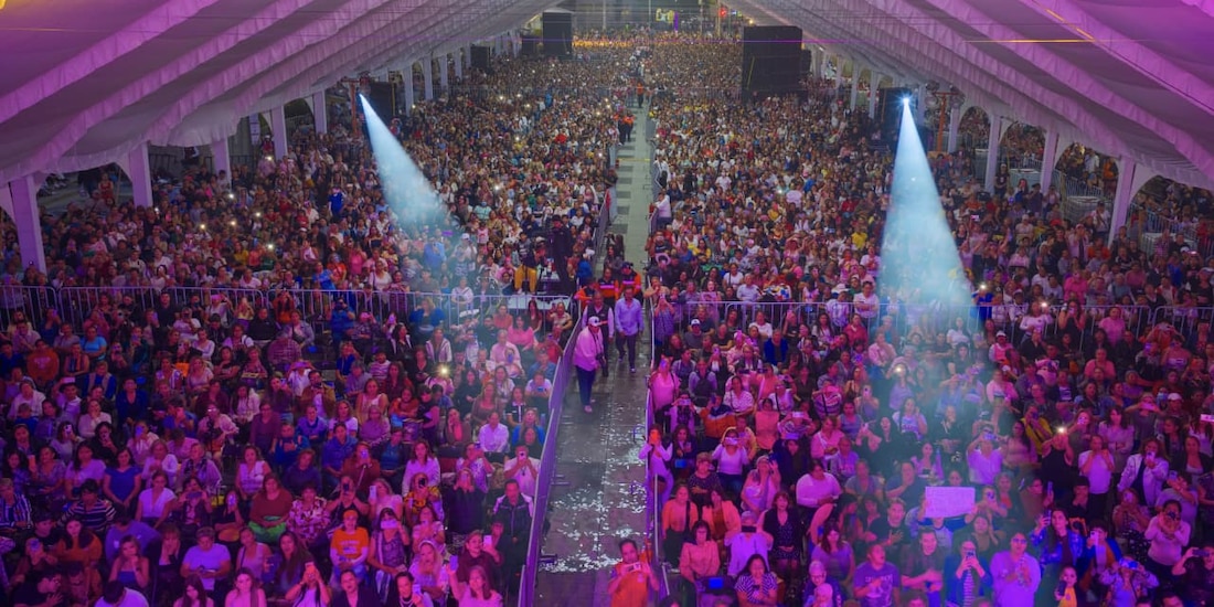La cantante Lucero interpretó sus grandes éxitos ante una explanada de la GAM abarrotada.