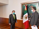 A la izquierda,Víctor K. Koronelli, embajador de la Federación de Rusia en México; a la derecha, Marcelo Ebrard, canciller mexicano