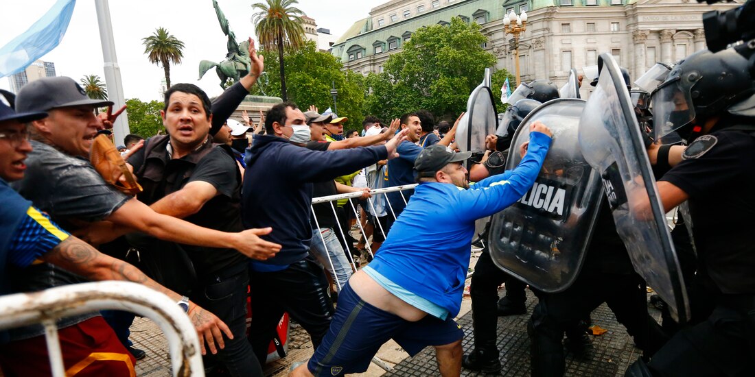 Seguidores de Diego Armando Maradona protagonizaron enfrentamientos en el sepelio.