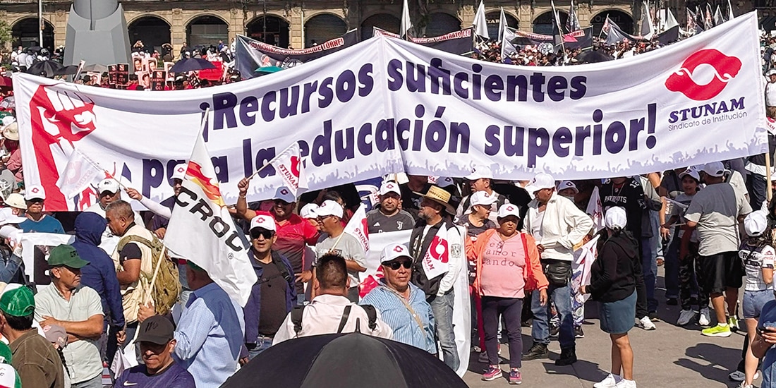 Diversos sindicatos se manifestaron en el Zócalo por el Día del Trabajo, ayer.