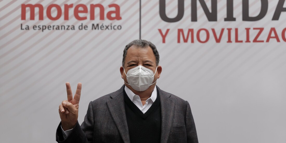 Walton Aburto presentó las documentación requerida en la sede de Morena en la Ciudad de México.