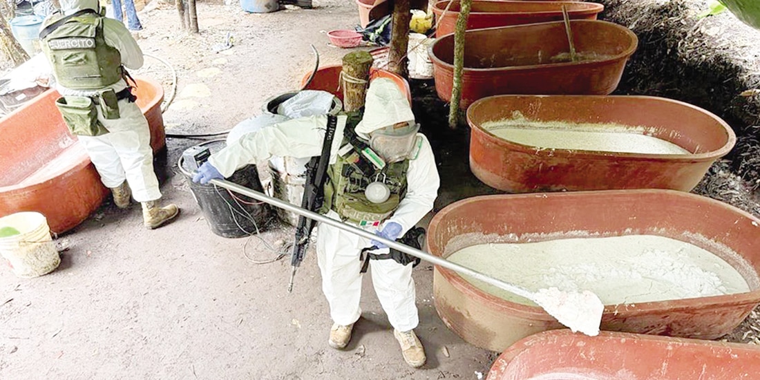 parte del material asegurado ayer, en un sitio clandestino localizado en Zitácuaro.