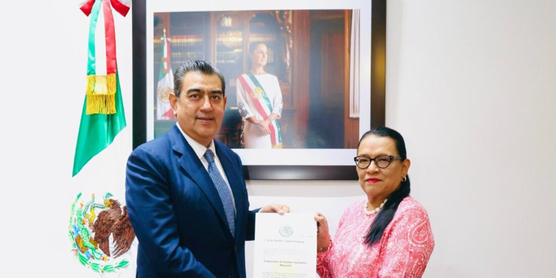 Rosa Icela Rodríguez da posesión de su cargo a Sergio Salomón Céspedes como nuevo titular del INM