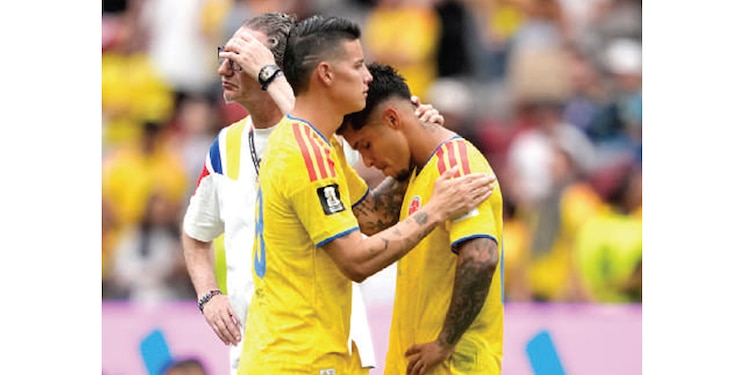 JAMES RODRÍGUEZ consuela a Cucho Hernández, ayer