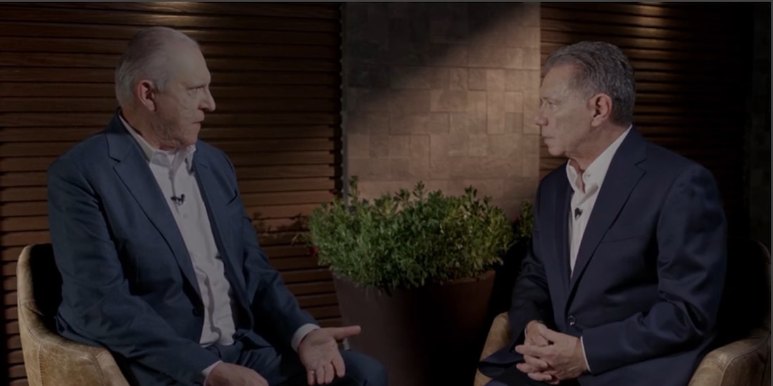 El general Cienfuegos y el periodista, durante el documental.