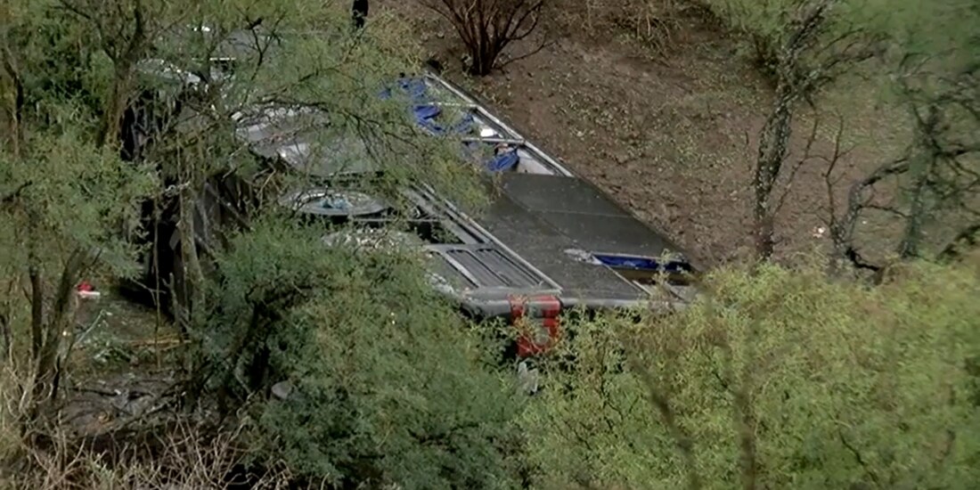 Camión volcado cae a barranco.