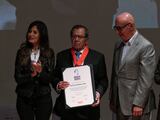 Porfirio Muñoz Ledo (centro) recibe el premio nacional Benito Juárez en reconocimiento a su trayectoria política, en 2021.