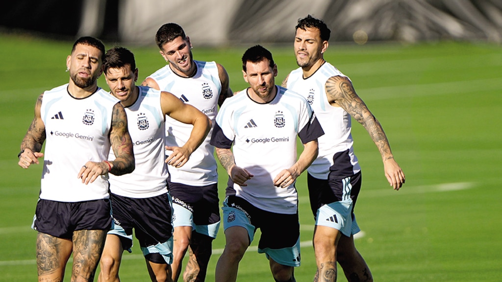 Futbolistas de la Albiceleste en un entrenamiento, ayer, en EU.