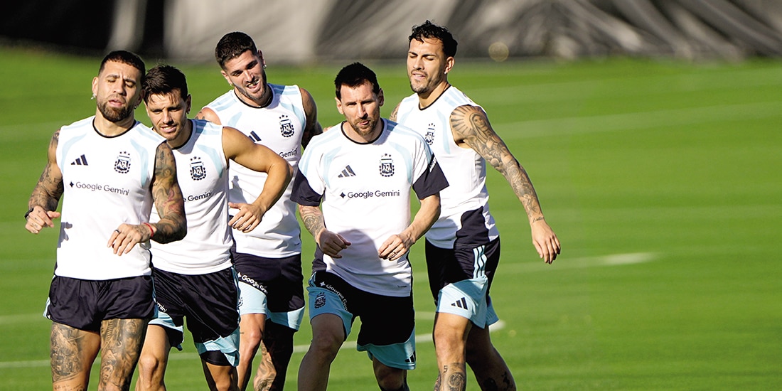 Futbolistas de la Albiceleste en un entrenamiento, ayer, en EU.