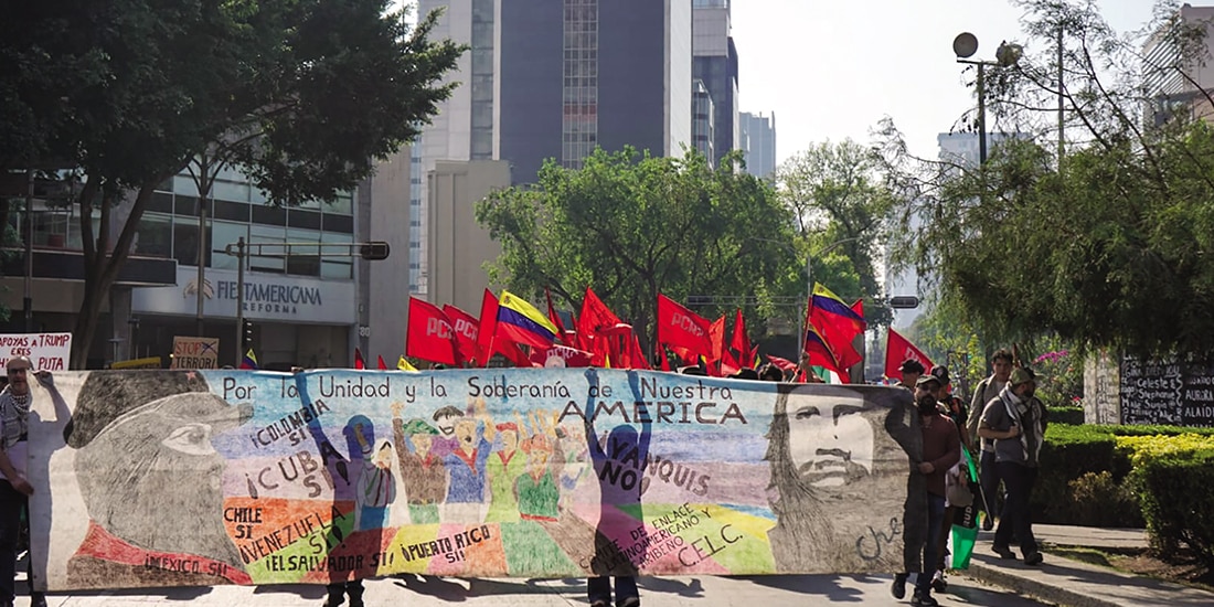 Manifestantes al marchar ayer de la embajada de EU en México hasta el Hemiciclo a Juárez.