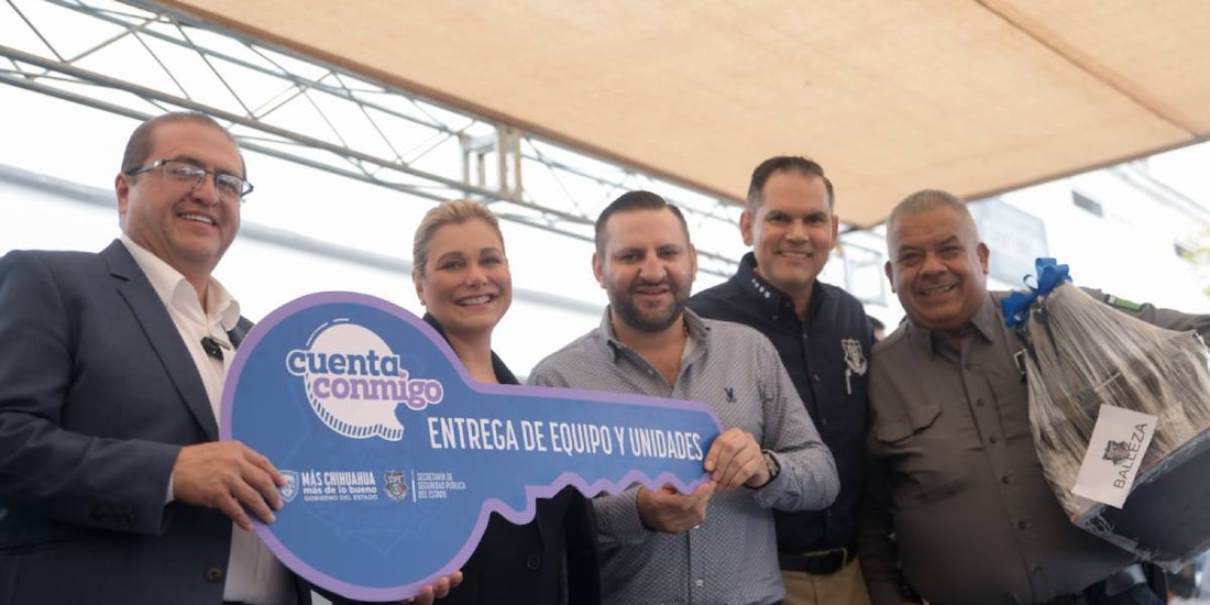 La Gobernadora Maru Campos encabezó la distribución de parque vehicular y uniformes oficiales para las corporaciones policiales de la región.