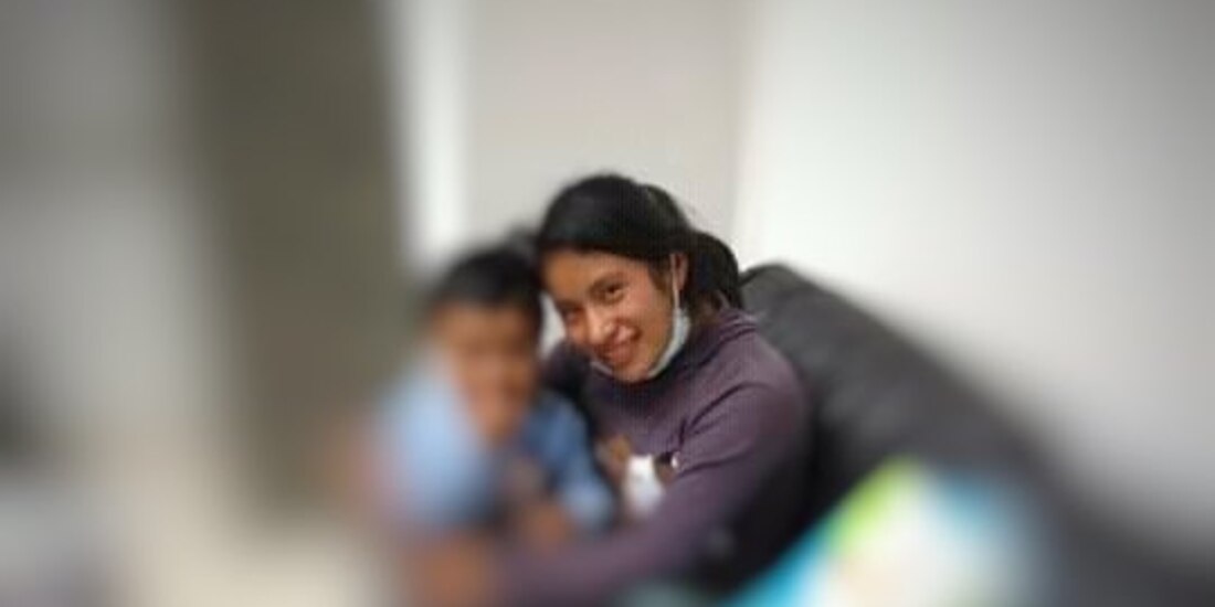 El menor con su mamá