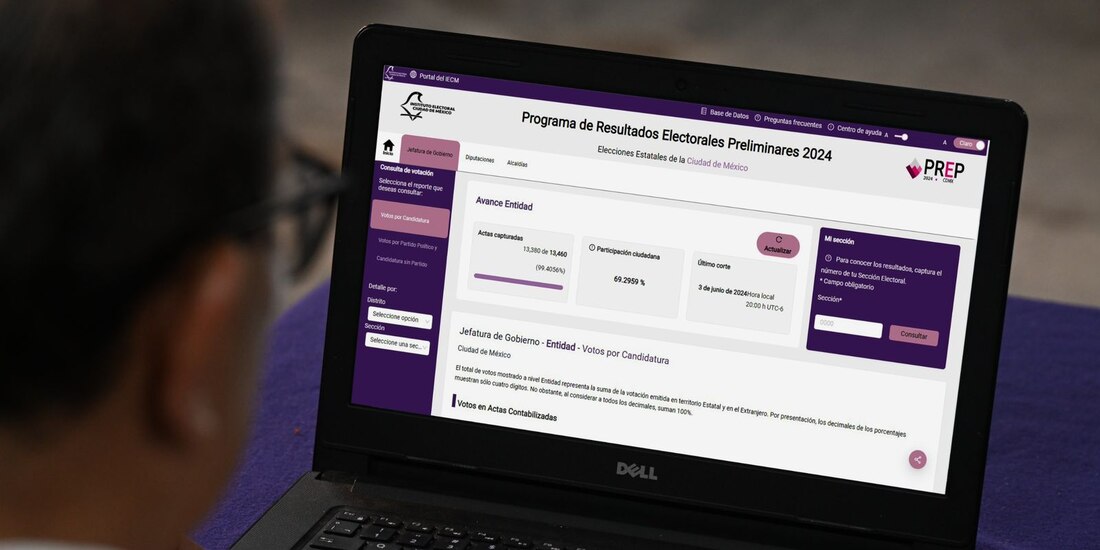 Un hombre visualiza la página del PREP del IECM de la elección pasada.