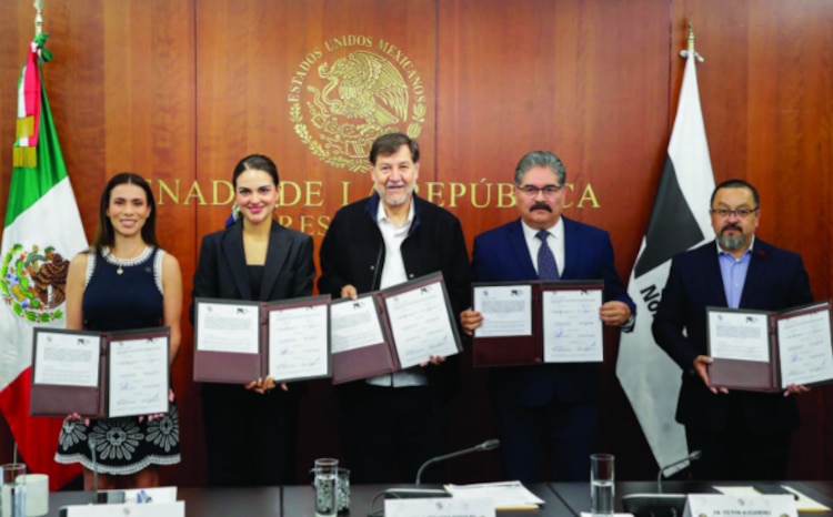 Gerardo Fernández Noroña (c.), ayer, en la firma de un convenio entre el Senado y El Colegio de la Frontera Norte.
