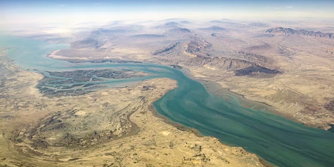 El canal de Ormuz tiene dos vías marítimas, cada una de 3 km.
