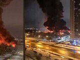 La imagen muestra dos aspectos del incendio que consumió un centro comercial en Moscú