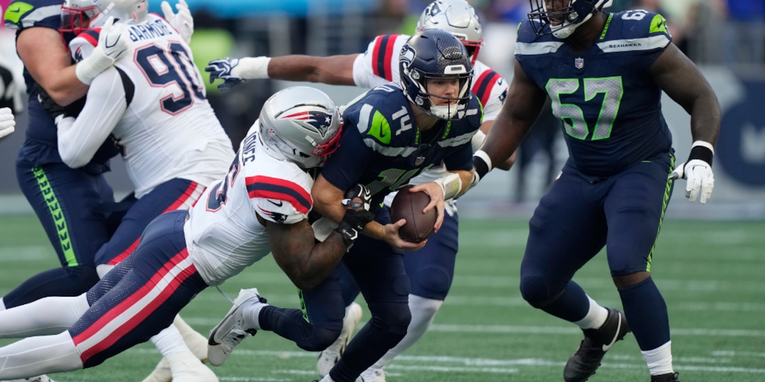 Sam Darnold salió del partido en el primer cuarto.