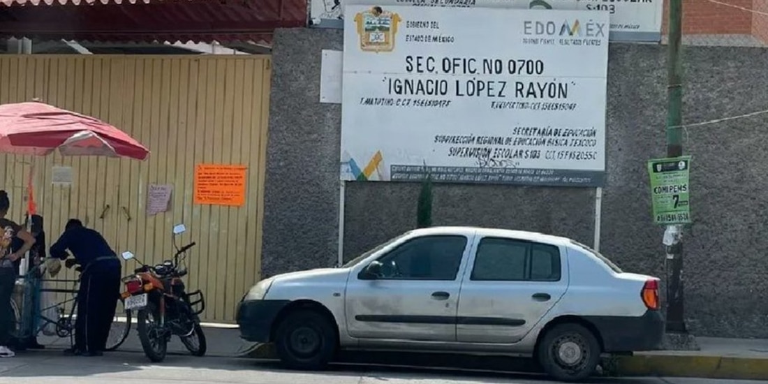 Alumno de la escuela secundaria "Ignacio López Rayón", en Chimalhuacán, amenazó con un cuchillo a su maestra.