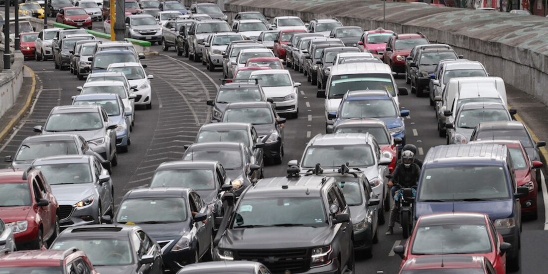 Conductores abarrotan el Viaducto Miguel Alemán, en julio pasado.
