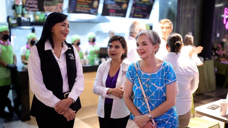 A la derecha, María de Villarreal, presidenta del DIF Tamaulipas