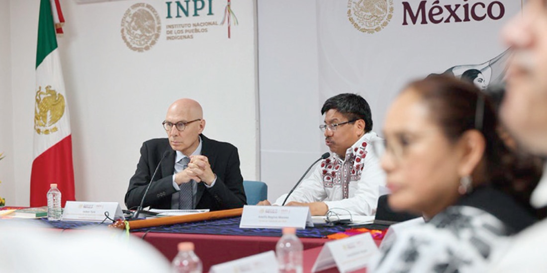 EL FUNCIONARIO de la ONU (izq.), ayer, con integrantes del INPI.