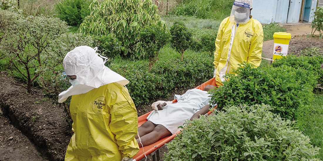Personal de salud transporta a un enfermo en Rwanpara, el Congo, ayer.