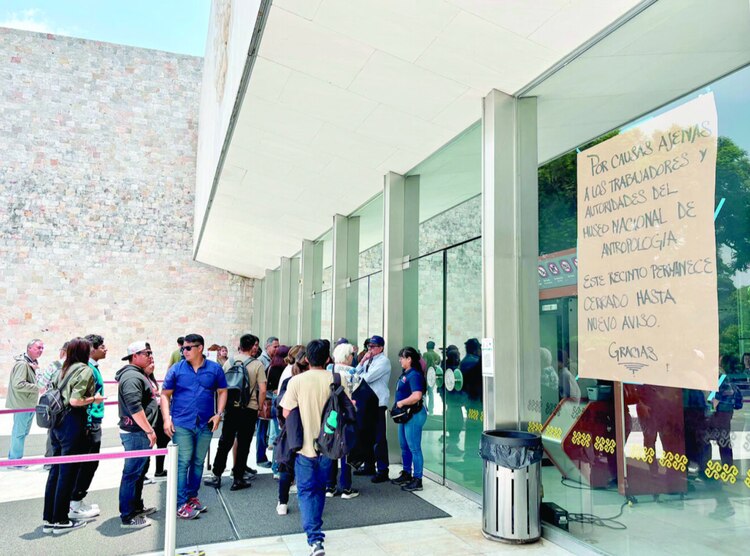 Personas de todas las edades no pudieron ingresar al Museo Nacional de Antropología, el miércoles, en la CDMX.